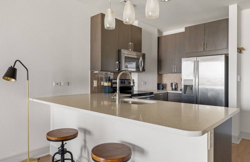 West End Apartment | Ideal Downtown 1BR w/Gym, W/D, Pool, walk to 6th St bars, by Blueground