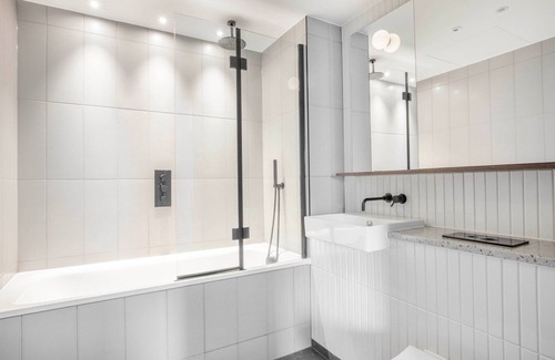Holborn and Covent Garden Apartment | Ideal Farringdon 2BR w/Indoor Pool, Cinema Room & Gym, by Blueground