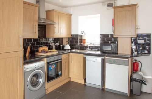 Clynnogfawr Cottage | Ideal for a romantic break, this cottage has fabulous sea views.