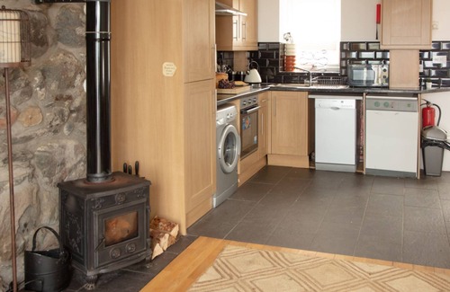 Clynnogfawr Cottage | Ideal for a romantic break, this cottage has fabulous sea views.