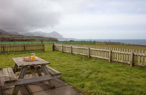 Clynnogfawr Cottage | Ideal for a romantic break, this cottage has fabulous sea views.