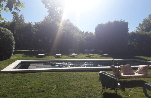 Entraigues-sur-la-Sorgue House | Ideal for Avignon festival Magnificent Mas with swimming pool and jacuzzi