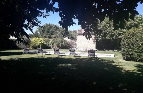 Entraigues-sur-la-Sorgue House | Ideal for Avignon festival Magnificent Mas with swimming pool and jacuzzi