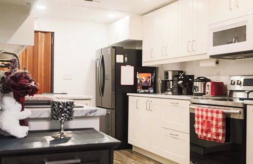 West Deane Park Apartment | Ideal for long stays Near/airport Gym-Parking