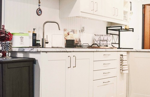 West Deane Park Apartment | Ideal for long stays Near/airport Gym-Parking