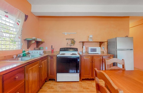 Caye Caulker Apartment | Ideal Getaway W/Full Kitchens, Free WiFi, Beach Access