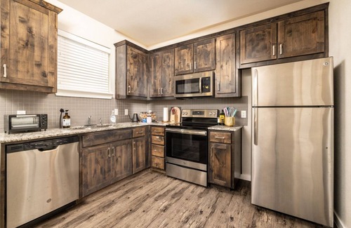 Denton House | Ideal Group Getaway Near Shopping & Dining