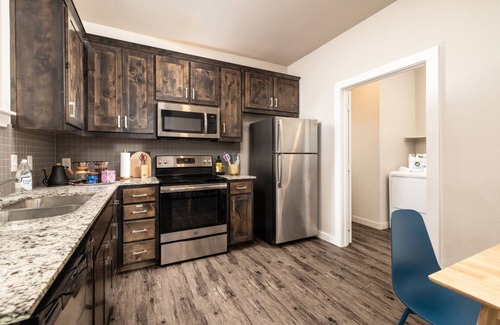 Denton House | Ideal Group Getaway Near Shopping & Dining