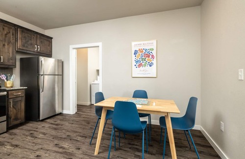 Denton House | Ideal Group Getaway Near Shopping & Dining