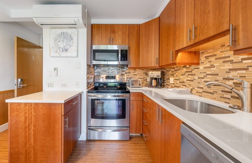 Kihei Condo | Ideal island condo with ocean views, beach & pool access & balcony