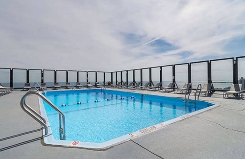 Lake View East Apartment | Ideal Lakeview 1BR w/Deck, Pool & Gym, nr Lincoln Park, by Blueground
