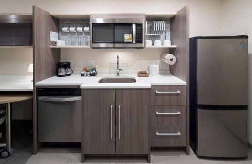 Port Canaveral Hotel | Ideal Location! 3 Classy Units, Onsite Pool, Free Breakfast, Pets Allowed!