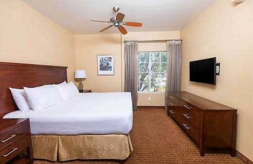 North Scottsdale Hotel | Ideal Mix of Comfort and Value! Swimming Pool, Full Kitchen, Free Parking!