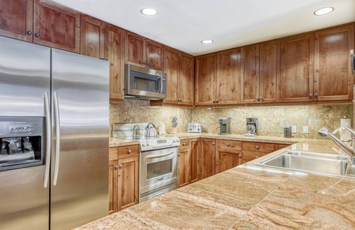 Truckee Condo | Ideal Mountain Getaway Near the Lifts W/Private Balcony, Free WiFi & Fireplace