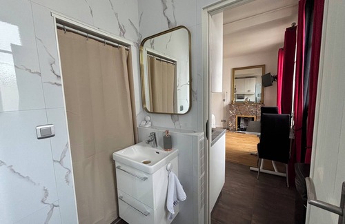Neuilly-sur-Seine Apartment | Ideal pied-à-terre at the gateway to La Défense and the center of Paris