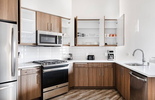 Centennial Apartment | Ideal Redwood City 1BR w/W/D, Gym, BBQ, walk to Caltrain, by Blueground