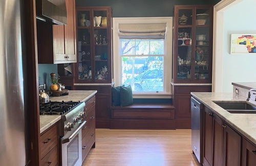 Kerns House | Ideal SE location-Laurelhurst Park- 2 bedrooms, sleeps 5, family friendly.