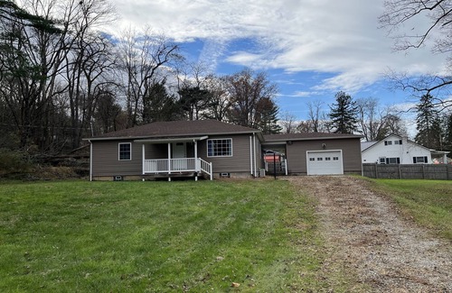 Gray House | Ideal spot for fall adventures - 10 min. from Ligonier. Pets welcome.