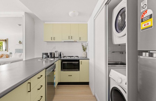 Surry Hills Apartment | Ideal Studio Inner-City Pad with Private Balcony