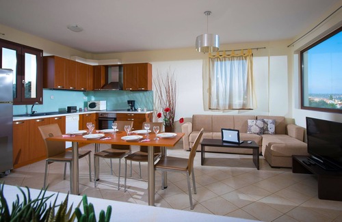 Prines Villa | Ideal villa for large groups! Private pool, Hot Tub! 5 min away from Rethymno!