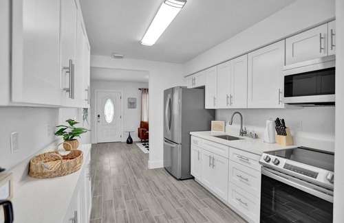 North Andrews Gardens House | Ideal Weekly Stay w/Backyard BBQ, 10mins to Beach/Airport, 25mins to Miami