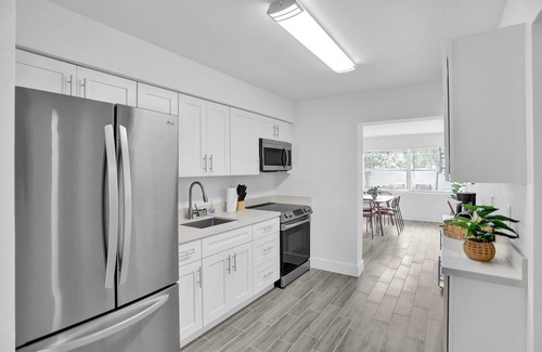 North Andrews Gardens House | Ideal Weekly Stay w/Backyard BBQ, 10mins to Beach/Airport, 25mins to Miami