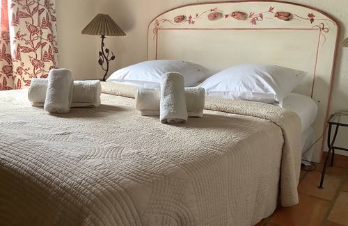 Cabrieres-d'Avignon Other | Ideally located apartment with swimming pool, breathtaking view of Gordes, Mont du Lubéron