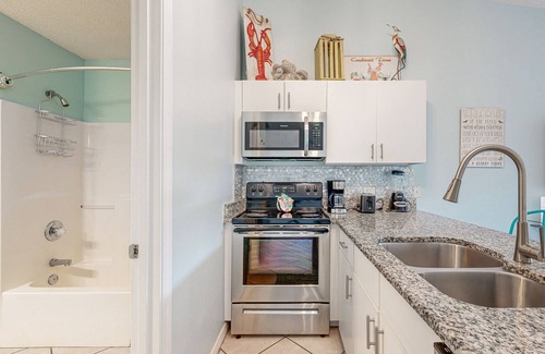 Fort Walton Beach - Destin Condo | Ideally-Located Coastal Condo w/Shared Pool, Hot Tub, Balcony, & Beach Access