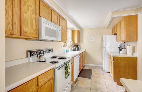 Trendwood and Frankline Square Bed & Breakfast | Ideally Located Westminster Home - Sleeps 13!