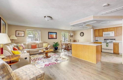 Trendwood and Frankline Square Bed & Breakfast | Ideally Located Westminster Home - Sleeps 13!