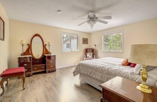 Trendwood and Frankline Square Bed & Breakfast | Ideally Located Westminster Home - Sleeps 13!