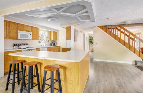 Trendwood and Frankline Square Bed & Breakfast | Ideally Located Westminster Home - Sleeps 13!