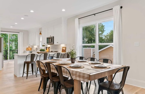 Ashley Oaks House | Idlewood Suites ~ 3-Story West Knoxville Suite #4