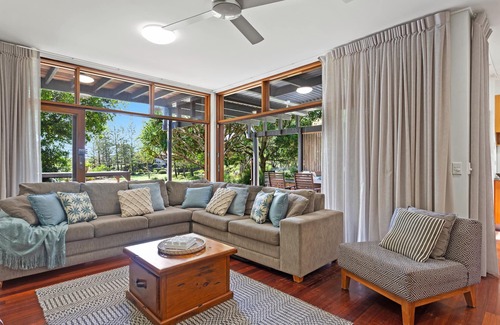 Twin Waters House | Idyllic 4-Bed Beachfront Lagoon House with Pool