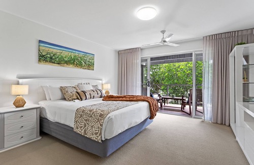 Twin Waters House | Idyllic 4-Bed Beachfront Lagoon House with Pool
