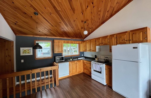 Highlands East House | Idyllic cottage for rent on Eels Lake in the Kawarthas. Amazing waterfront!