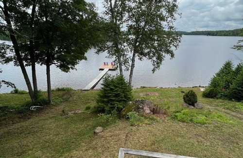 Highlands East House | Idyllic cottage for rent on Eels Lake in the Kawarthas. Amazing waterfront!