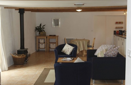 Loperec Apartment | Idyllic Country Location for couples, central, peaceful, 5 mins from shops, WIFI