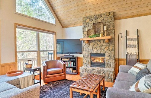 Bryson City House | Idyllic Creekside Bryson City Gem with Hot Tub!