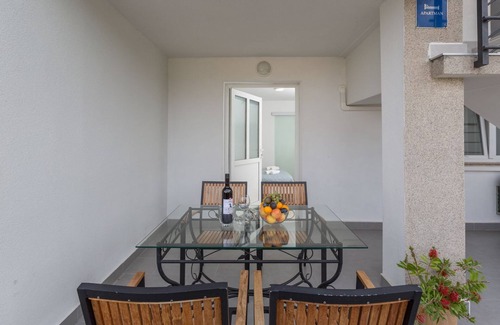 Brulo Apartment | Idyllic flat just 600 metres from the beach with private terrace, WiFi, parking space