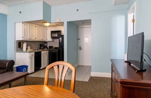 Brigantine House | Idyllic Getaway! 3 Great Units Right on Beach! Pool, Snorkeling, Bar!