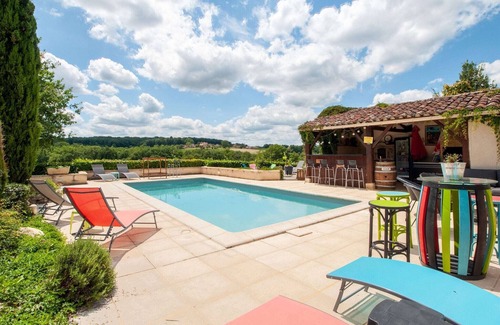 Degagnac House | Idyllic Holiday Home in Dégagnac with Jacuzzi near River