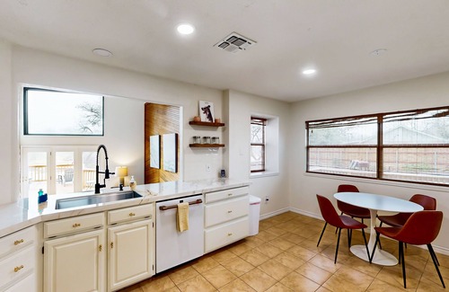 New Braunfels House | Idyllic waterfront getaway with private hot tub & deck views - near golf