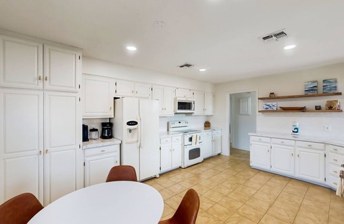 New Braunfels House | Idyllic waterfront getaway with private hot tub & deck views - near golf