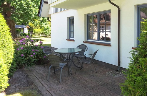 Ostseebad Prerow Apartment | Idyllically situated first floor apartment near Darßer Wald, south-facing terrace, WLAN
