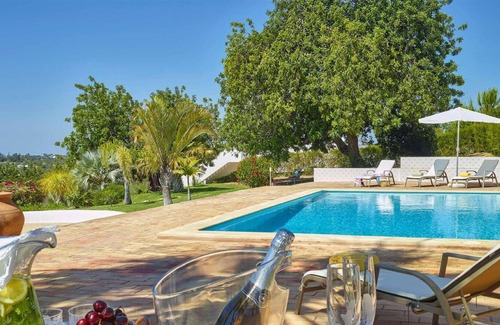 Moncarapacho e Fuseta House | If you are looking for rustic charm and authenticity, this beautiful villa will not disappoint.