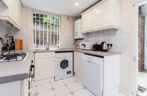 Redcliffe Apartment | Ifield B · Delightful Apartment with Own Patio, Earls Court