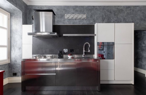Trastevere Apartment | iFlat | A Sparkle of Red in Trastevere