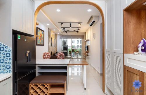 Phu Nhuan Apartment | iHome Furnished Apartments with Free Gym & Pool, Airport Pick-Up Service