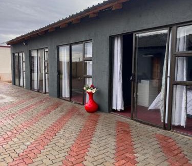 Moretele Apartment | Iketleng Guest House & Resort